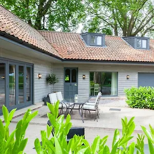 https://the-stables-with-jacuzzi-tennis-court.yorkshirehotels.net